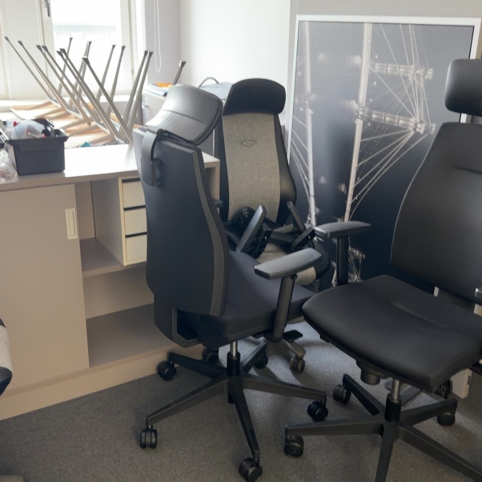 1566075-2 Collection of office furniture, tools and accessories