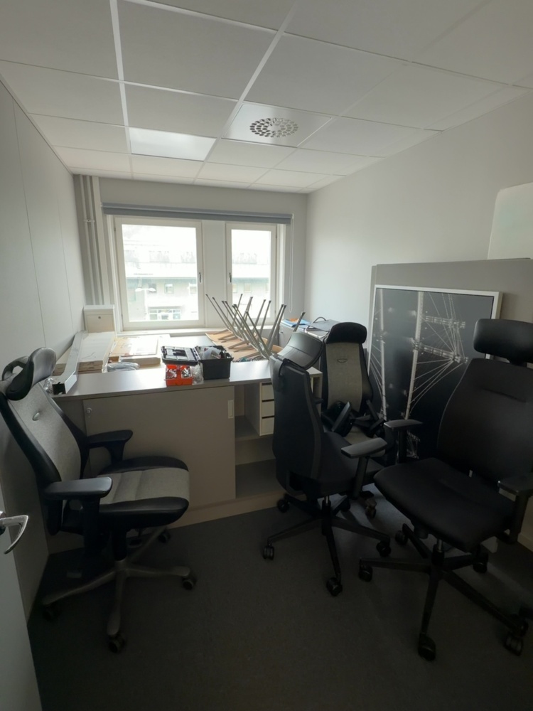 1566075-1 Collection of office furniture, tools and accessories