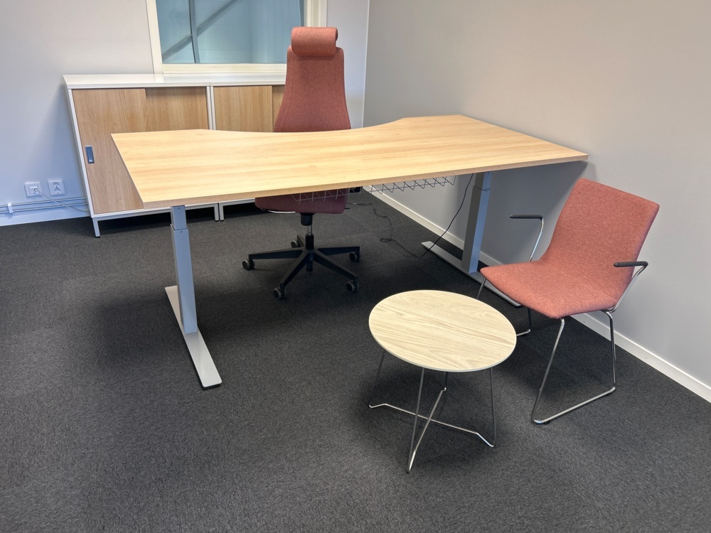 1545991-1 Office workplace with office furniture - ROL Ergo and AJ