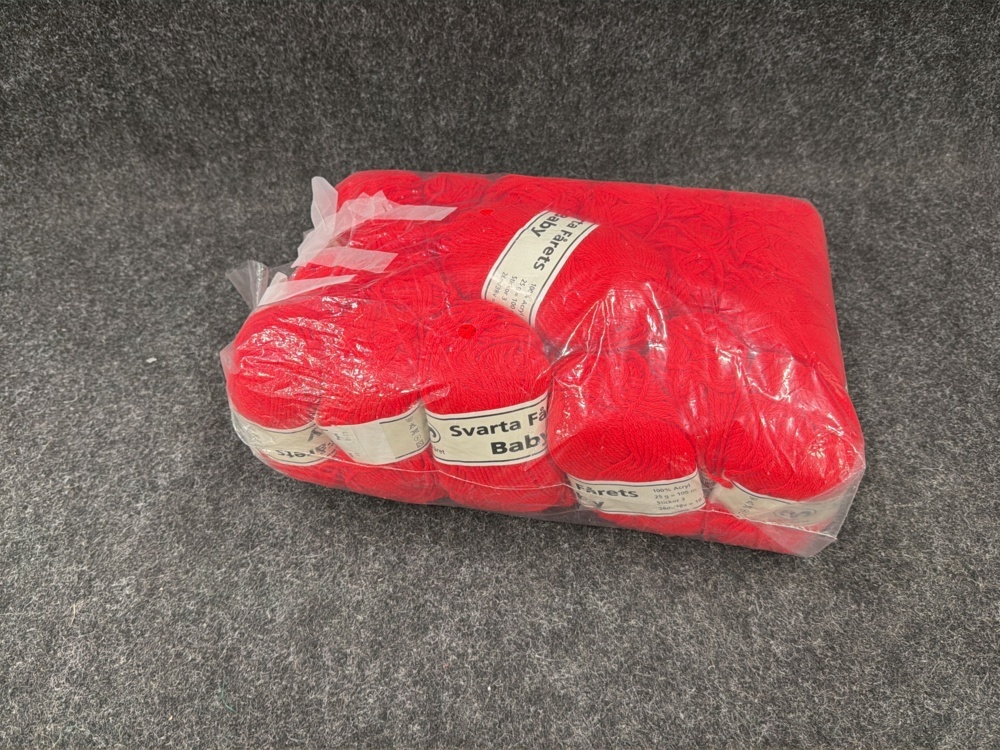 1582667-1 22 balls of yarn