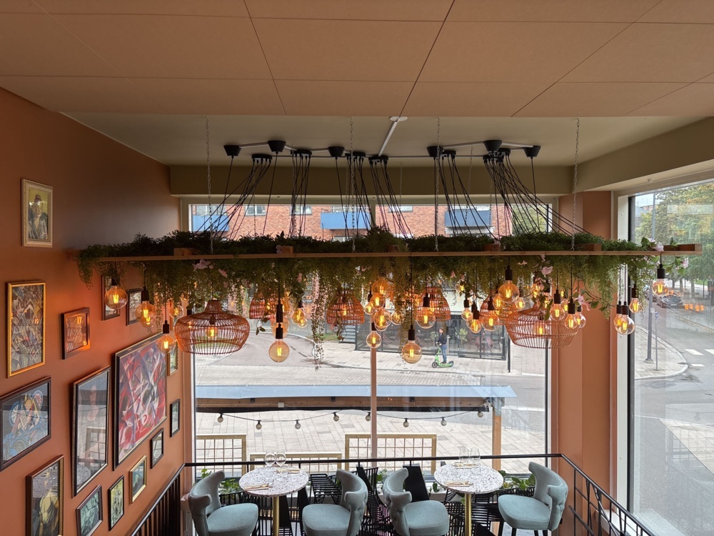 1425974-1 Lamp installation with wooden frame, lighting and artificial flowers