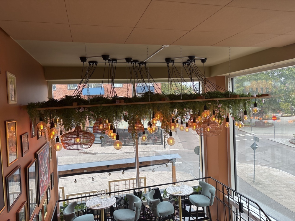 1425974-2 Lamp installation with wooden frame, lighting and artificial flowers