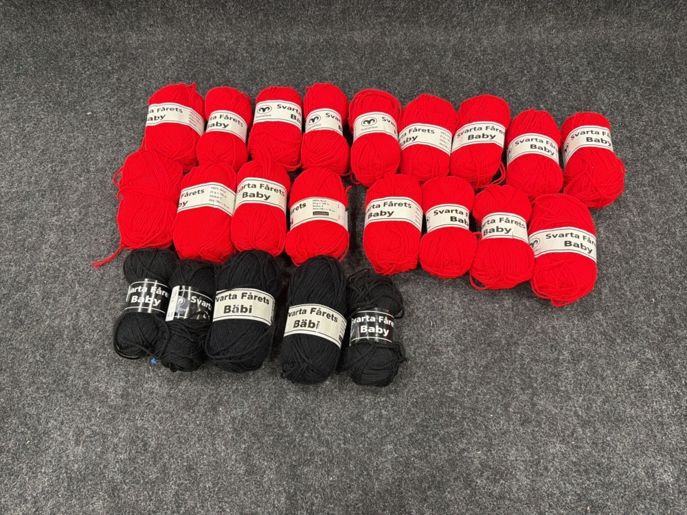 1582669-1 22 balls of yarn