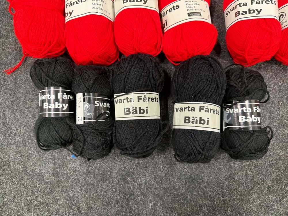 1582669-2 22 balls of yarn