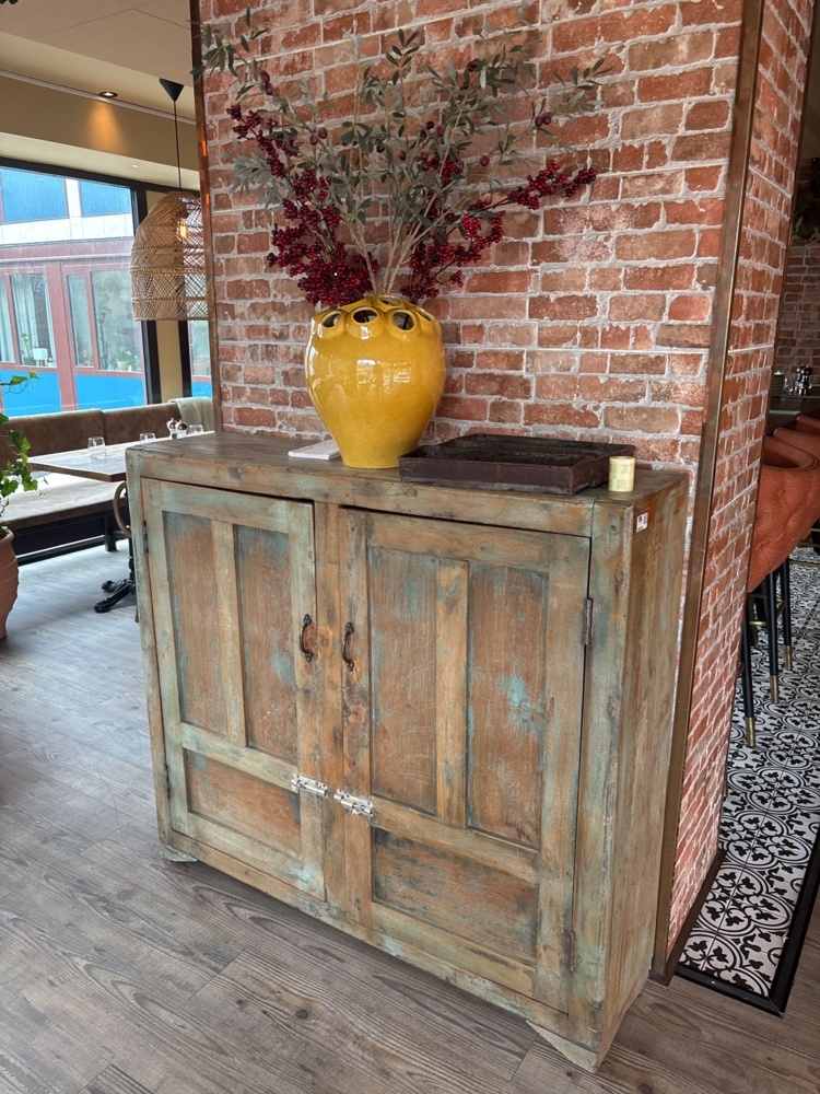 1425975-1 Sideboard and vase