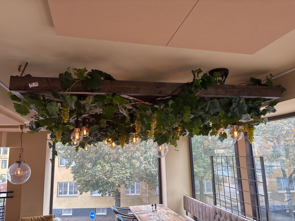 1425978-1 Lamp installation on a stand with ceiling lamps and artificial flowers