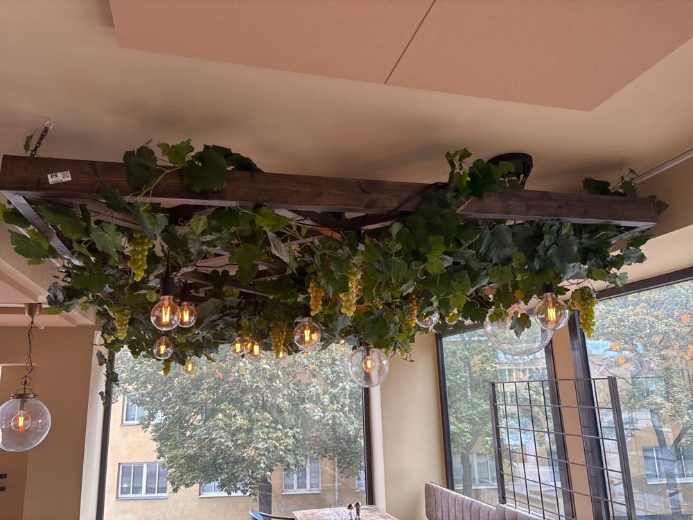1425978-2 Lamp installation on a stand with ceiling lamps and artificial flowers