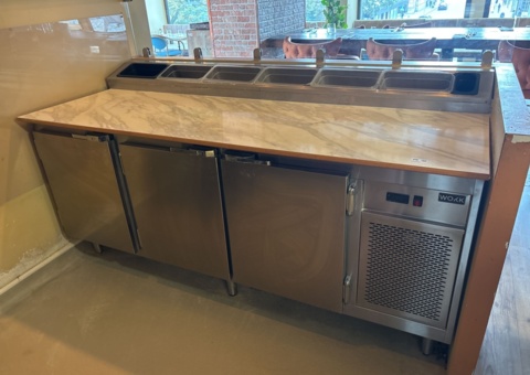 Pizza counter with cooling trough and refrigerator - WOKK