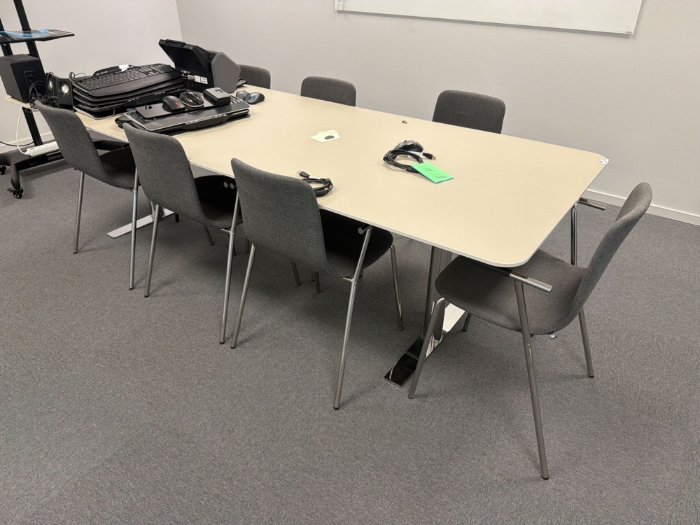 1566077-2 Konferensbord med 8 st stolar och whiteboardtavla