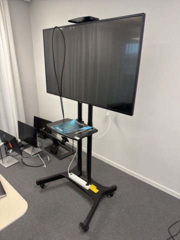 Bildskärm 49" med golvstativ på hjul - LG 49SE3B-B -2016 på auktion i Västra Götaland, Västra Frölunda hos PS Auction