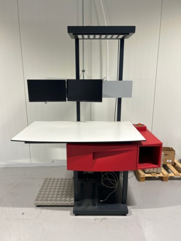 Arbetsstation med belysning och 2 skärmar på auktion i Skåne, Helsingborg hos PS Auction