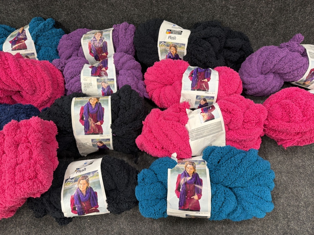 1582674-2 Assortment of yarn