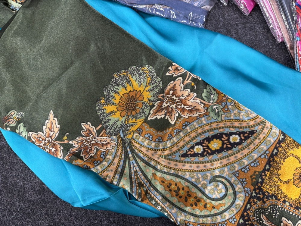 1582675-2 Assortment of scarves