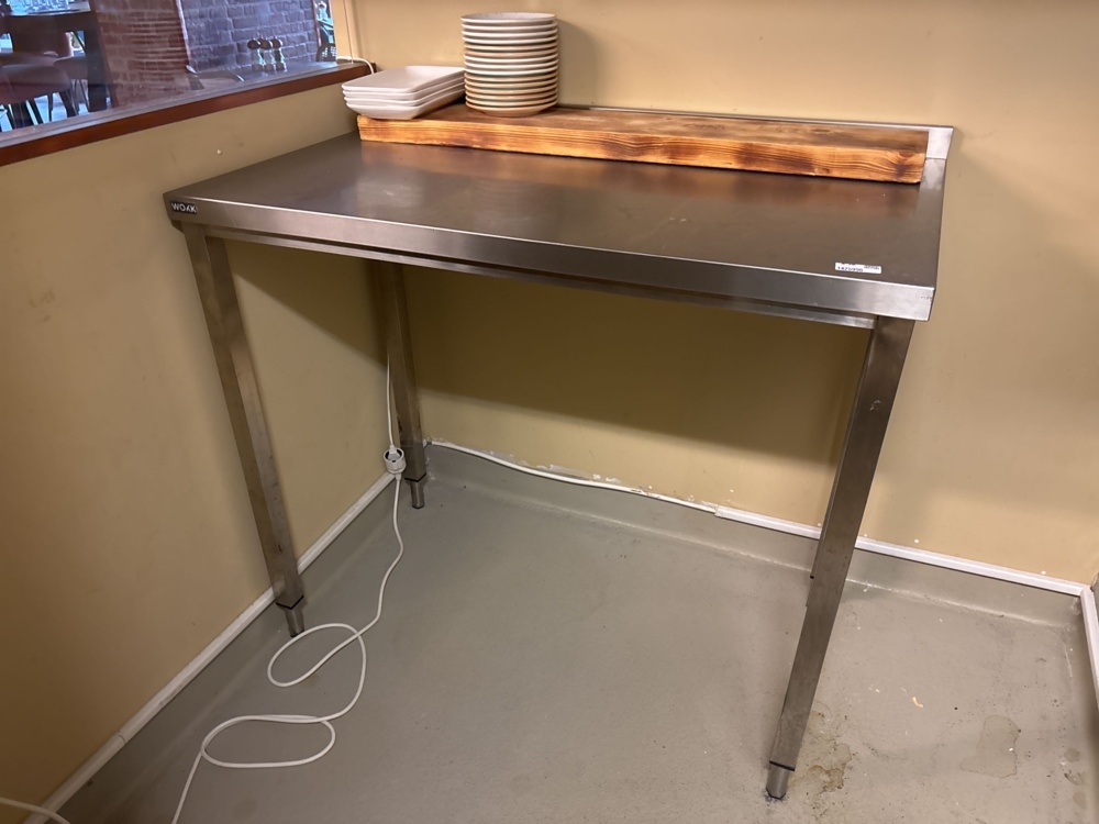 1425996-2 Storage table