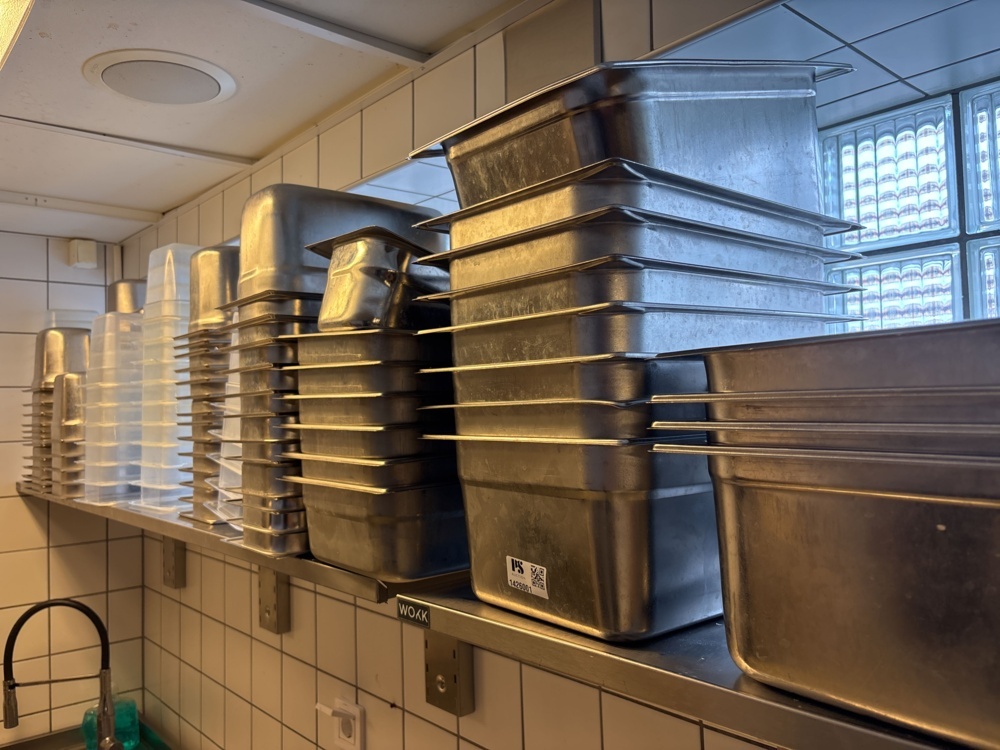 1426001-1 Collection of canteens and various kitchen equipment