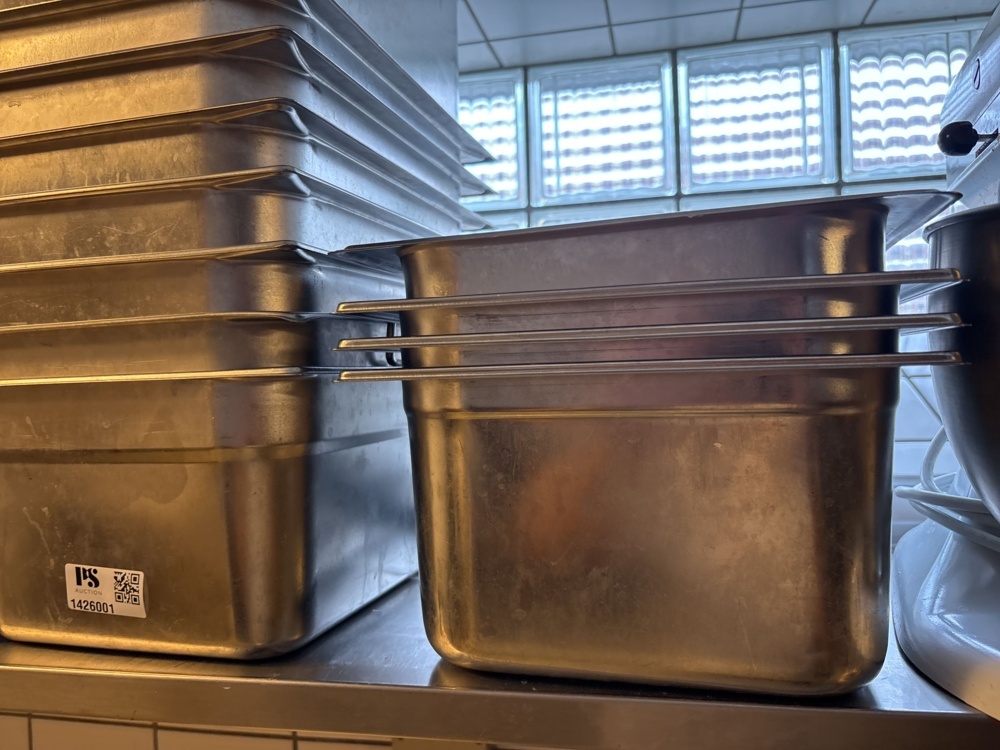 1426001-2 Collection of canteens and various kitchen equipment