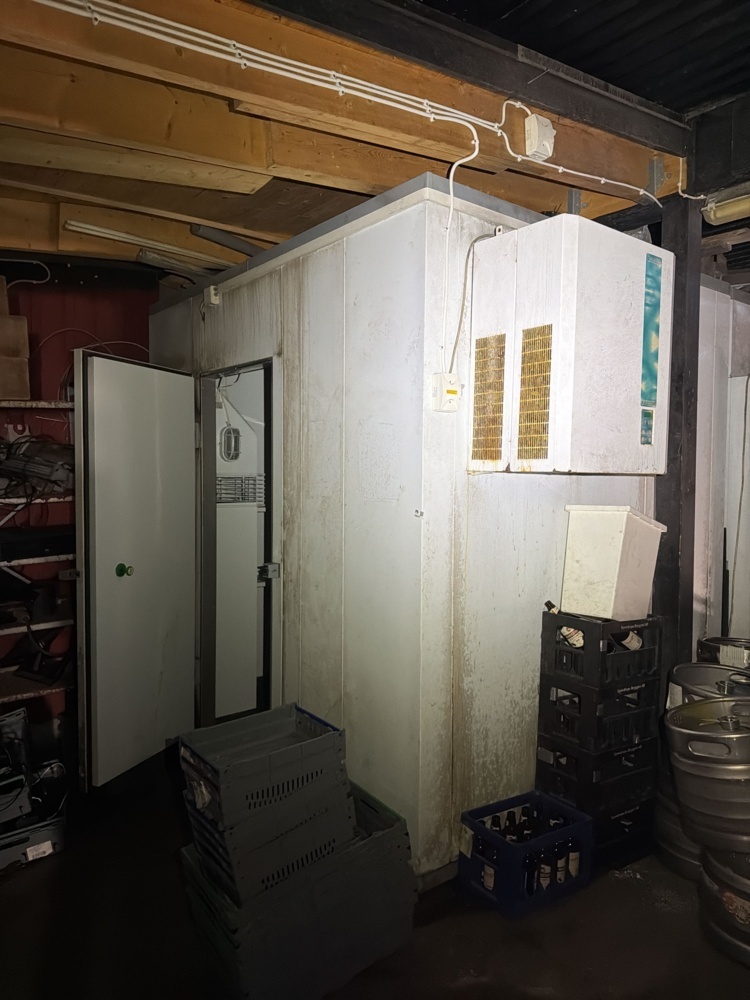 1566237-1 Cold room with cooling unit and shelving - Porkka (Repair project)