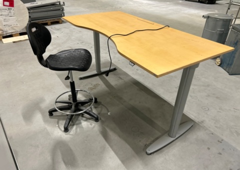Height-adjustable desk with chair - Kinnarps