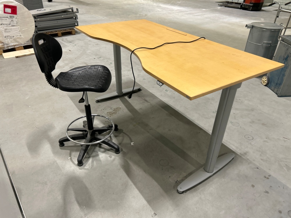 1546001-1 Height-adjustable desk with chair - Kinnarps