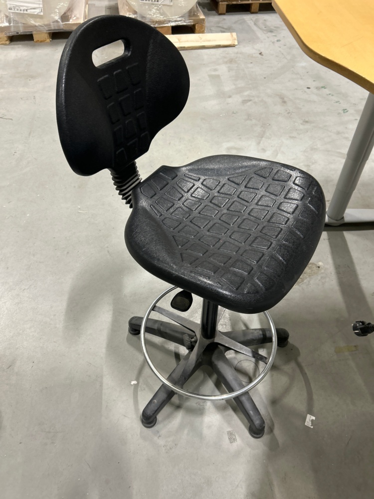 1546001-2 Height-adjustable desk with chair - Kinnarps