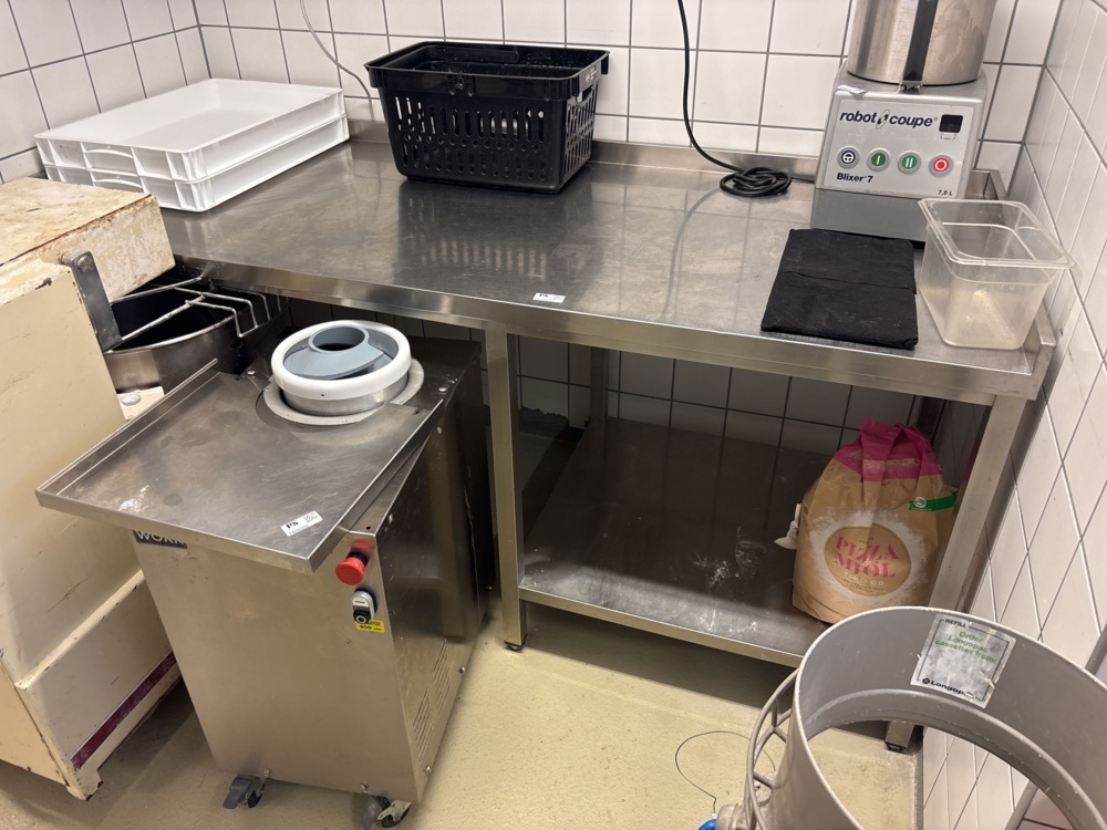 1426005-1 Storage table