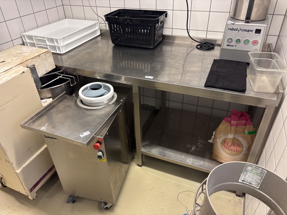 1426005-2 Storage table