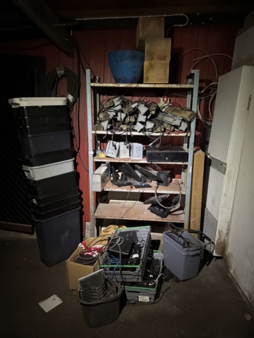 Samling med äldre restaurangelektronik, belysning och soptunnor på auktion i Västra Götaland, Strömstad hos PS Auction