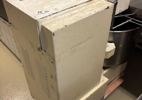 Dough mixer on roller stand