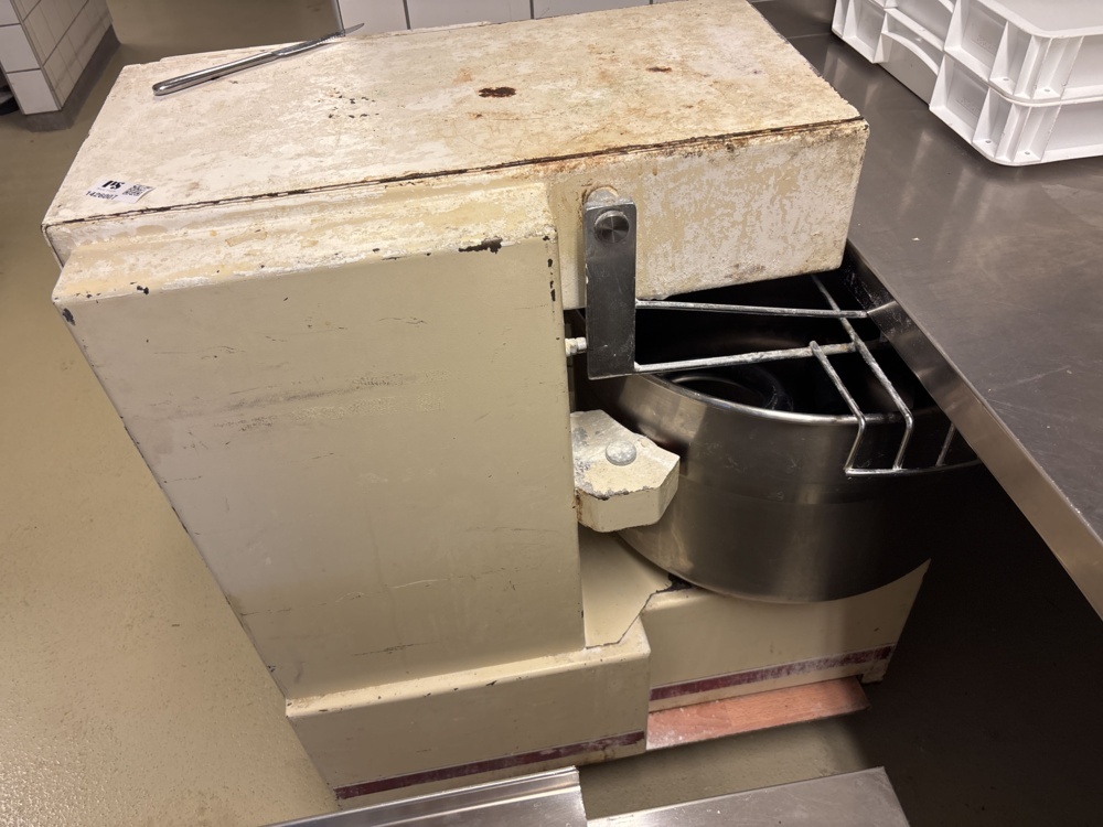 1426007-2 Dough mixer on roller stand