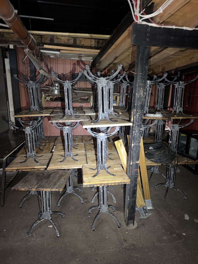 1566241-1 Lot with approximately 50 dining room tables