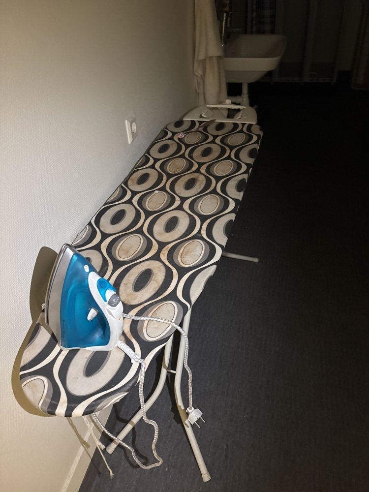 1426012-1 Collection of equipment from changing rooms and offices