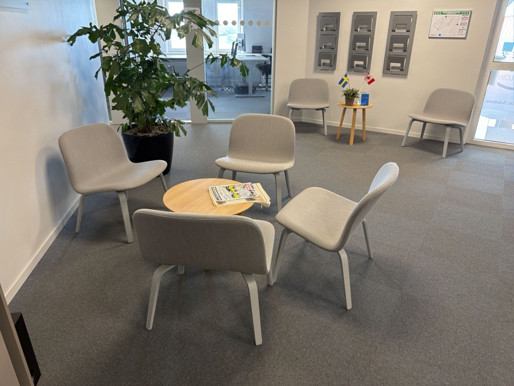 1566084-1 Väntrumsmöbler - 6 st stolar, 2 st bord och 3 st magasinställ