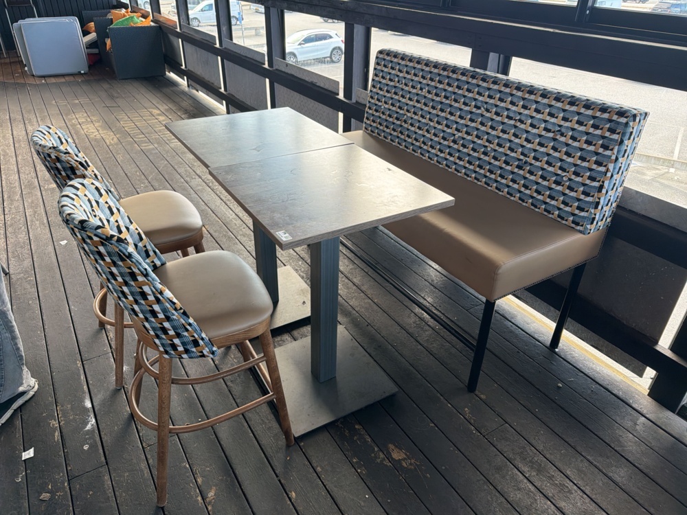 1566248-1 Collection of sofas, tables and chairs for restaurant environments