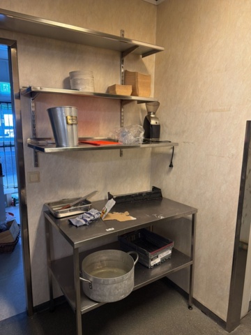 Rostfri bänk, vägghyllor och kaffekvarn på auktion i Västra Götaland, Strömstad hos PS Auction