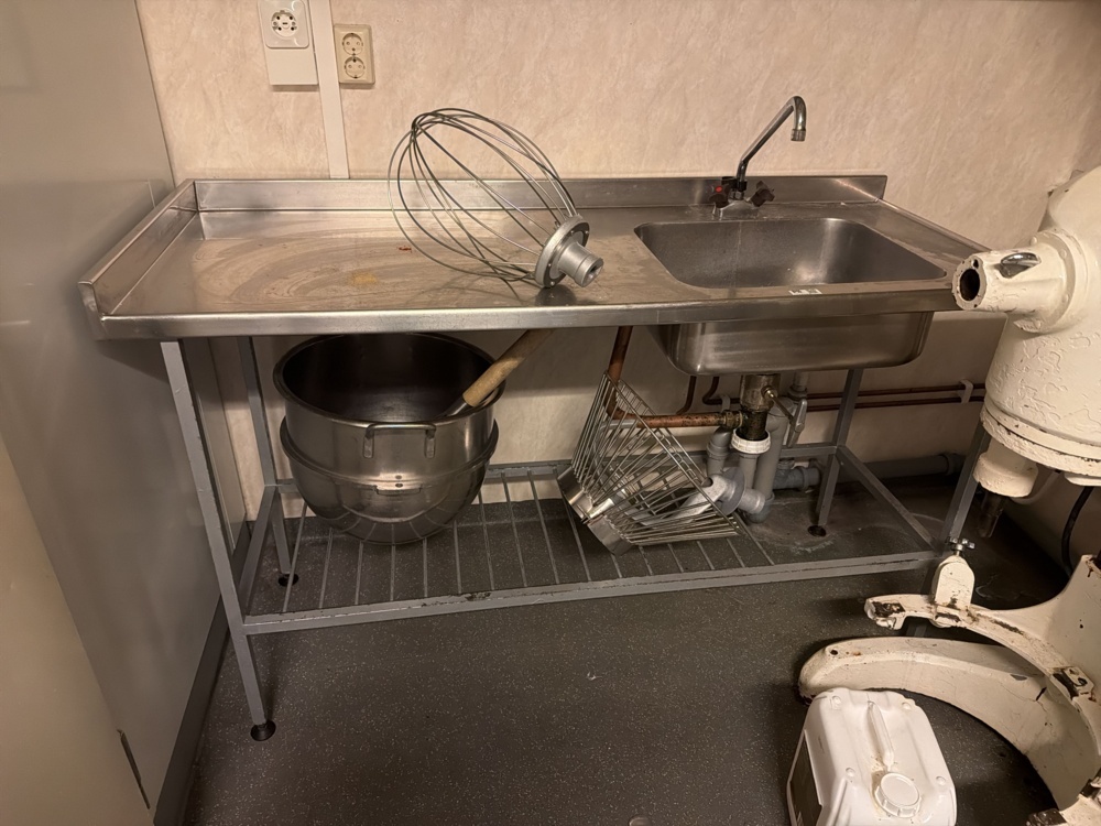 1566268-1 Kitchen counter with sink and mixer