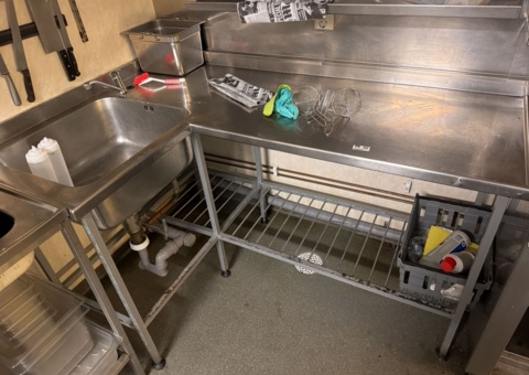 Stainless steel sink with shelf and knives