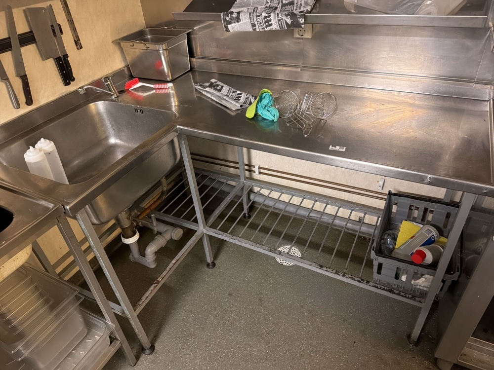 1566254-1 Stainless steel sink with shelf and knives
