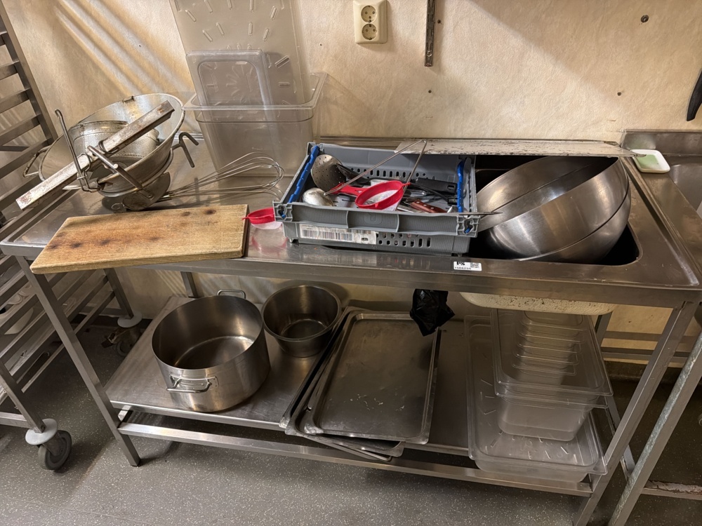 1566255-1 Stainless steel sink with cooking utensils, bowls and canteens
