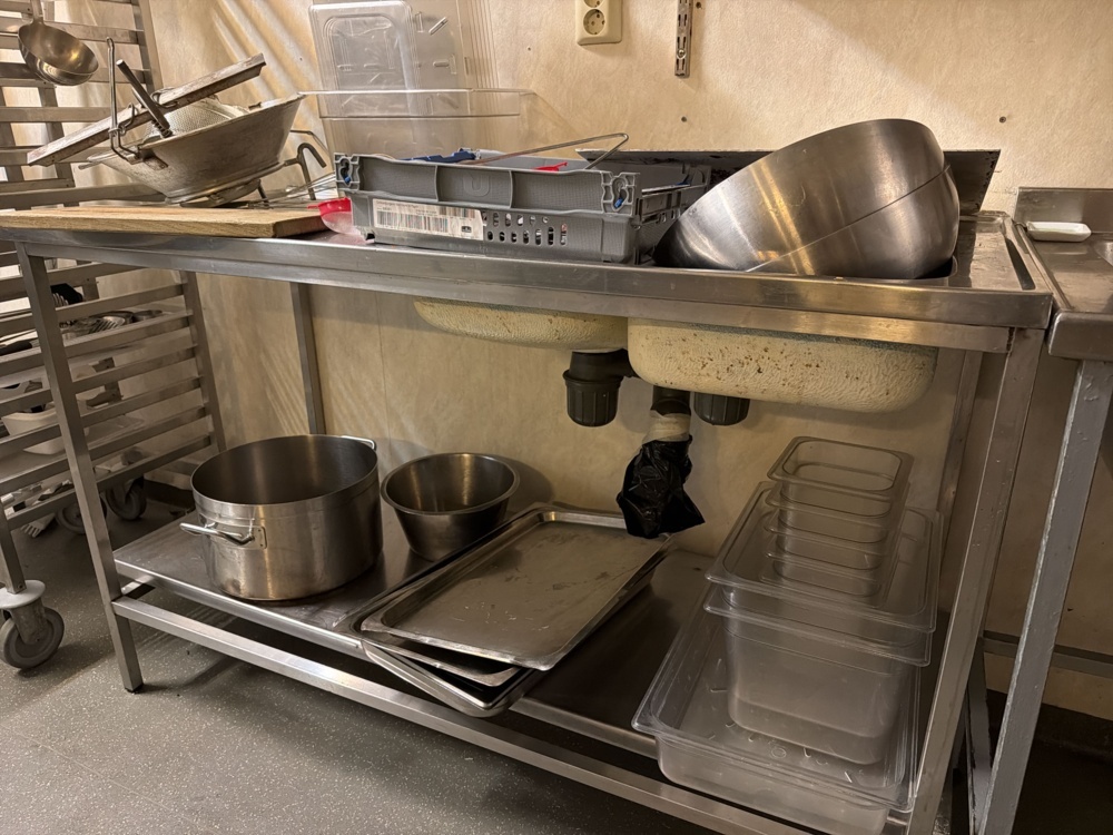 1566255-2 Stainless steel sink with cooking utensils, bowls and canteens