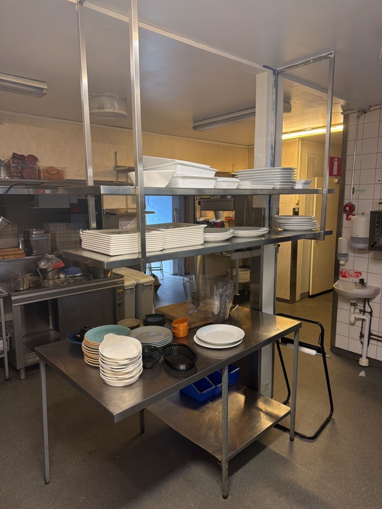 1566263-1 Kitchen bench with ceiling-mounted shelf