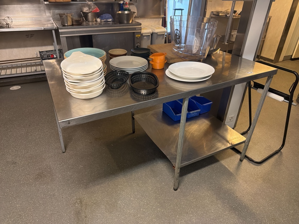 1566263-2 Kitchen bench with ceiling-mounted shelf