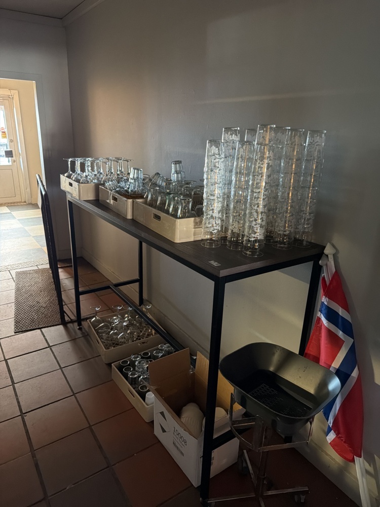 1566272-1 Serving counter with various glasses