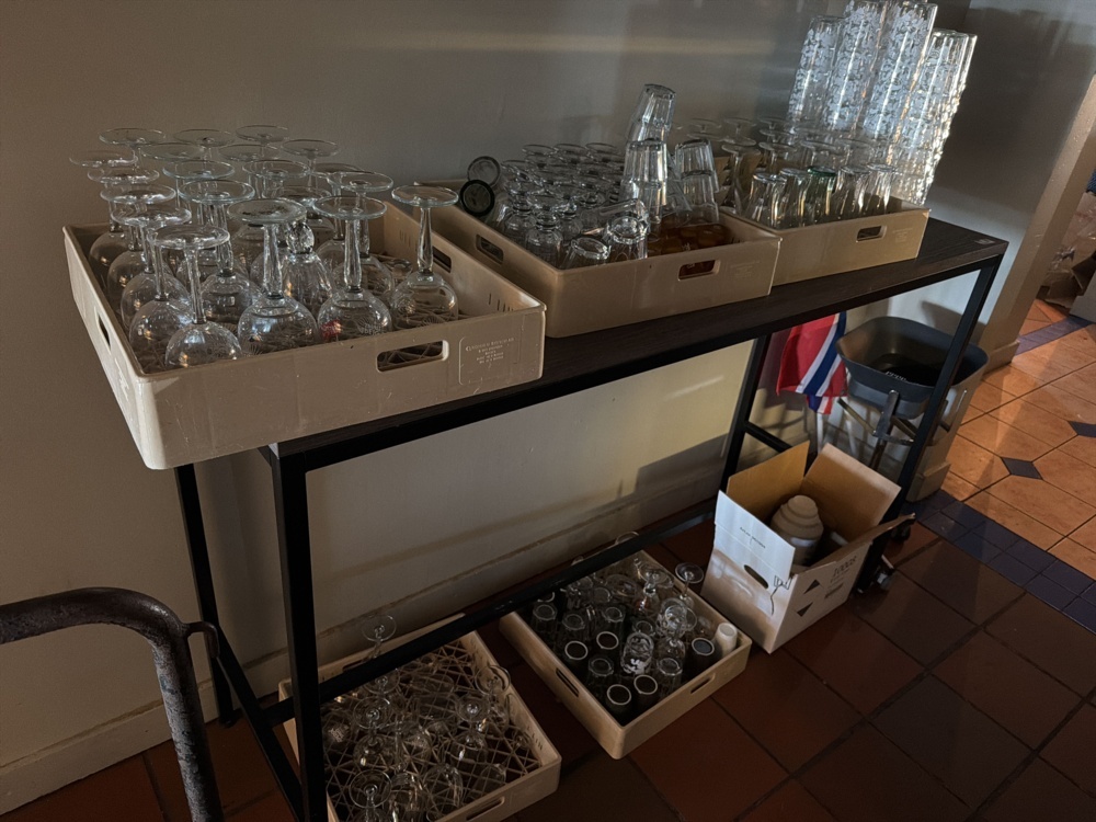 1566272-2 Serving counter with various glasses
