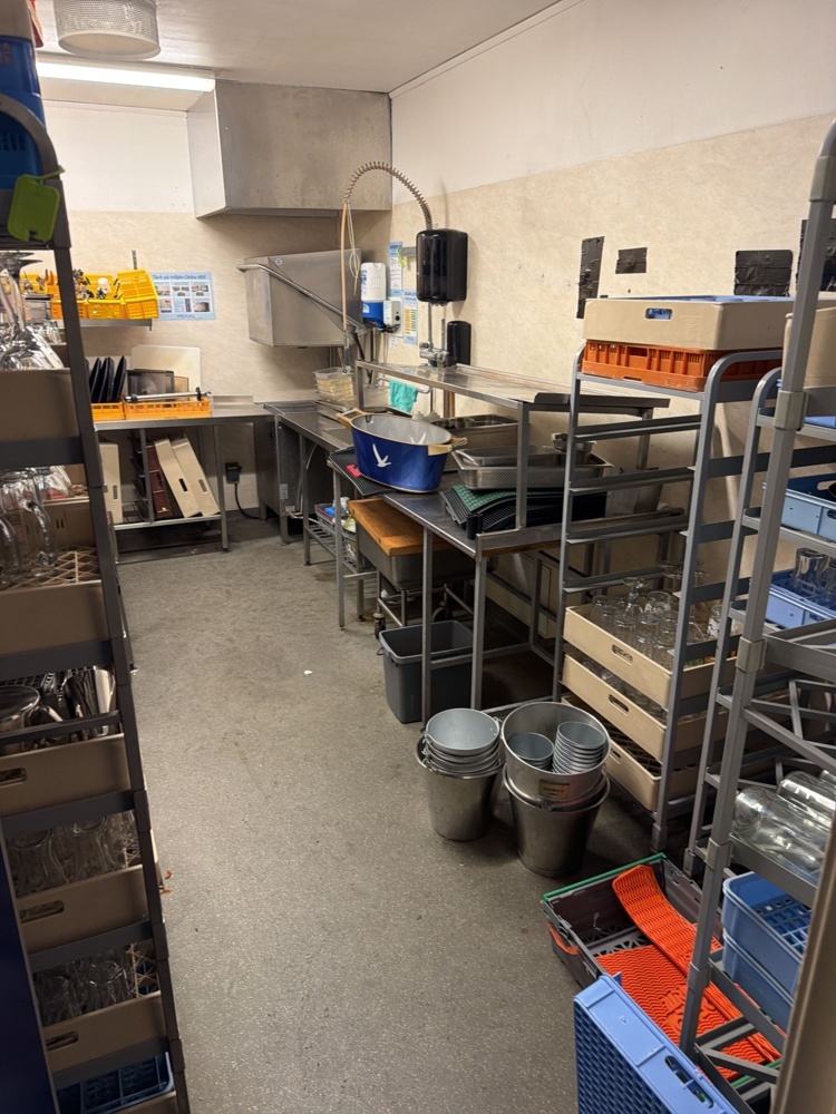 1566273-1 Dishwashing room - Hood dishwasher Wexiödisk WD-6C, benches, carts etc.