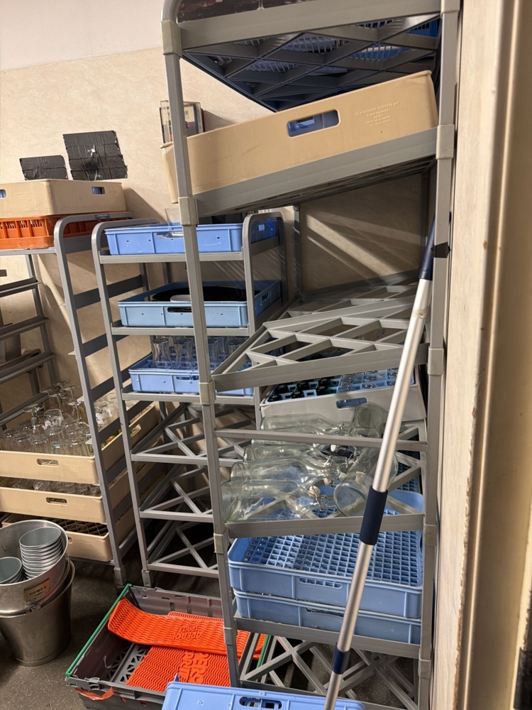 1566273-2 Dishwashing room - Hood dishwasher Wexiödisk WD-6C, benches, carts etc.
