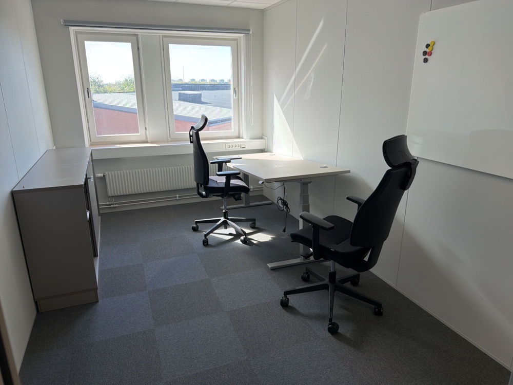 1566088-1 Kontorsarbetsplats med höj- och sänkbart skrivbord och inredning