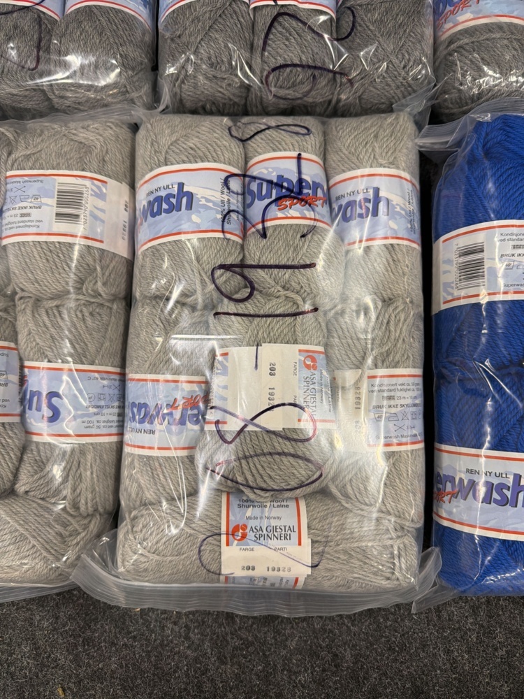 1582689-2 37 balls of wool yarn