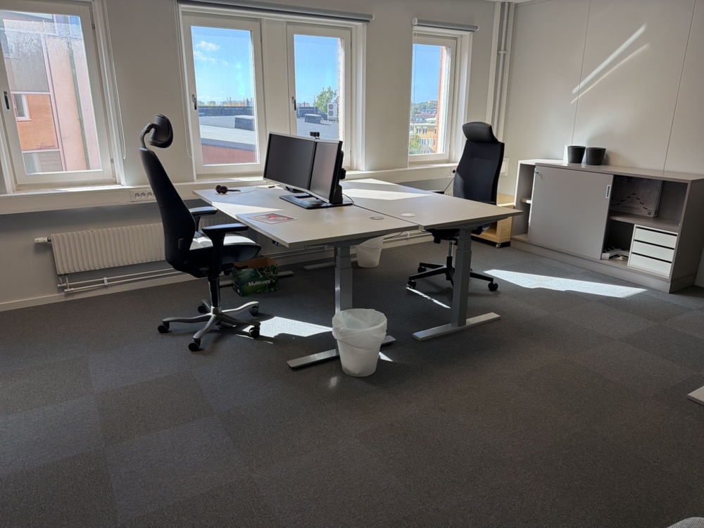 1566089-1 Workplace with office furniture and screens