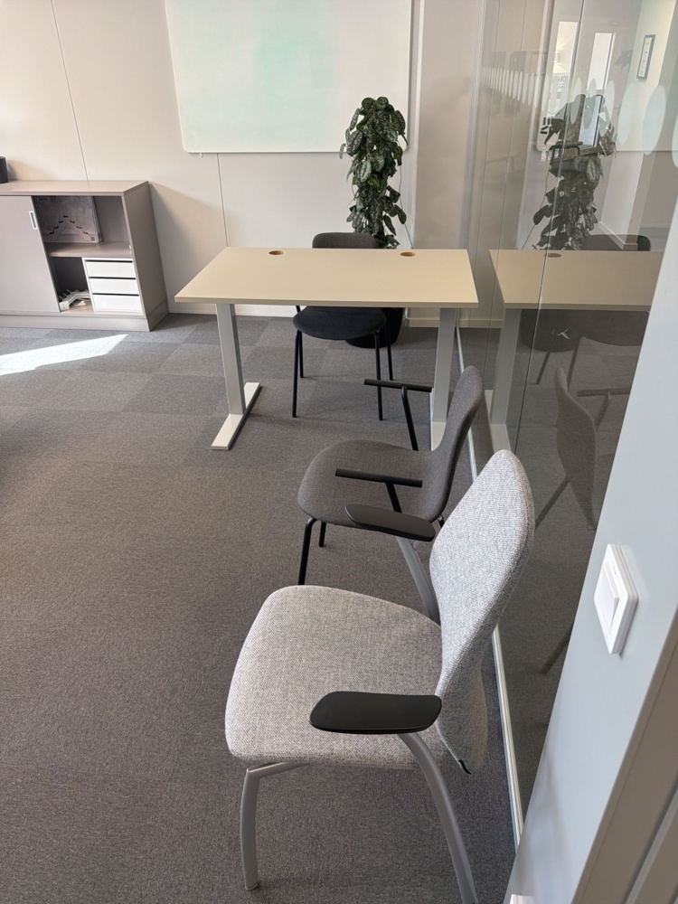 1566089-2 Workplace with office furniture and screens