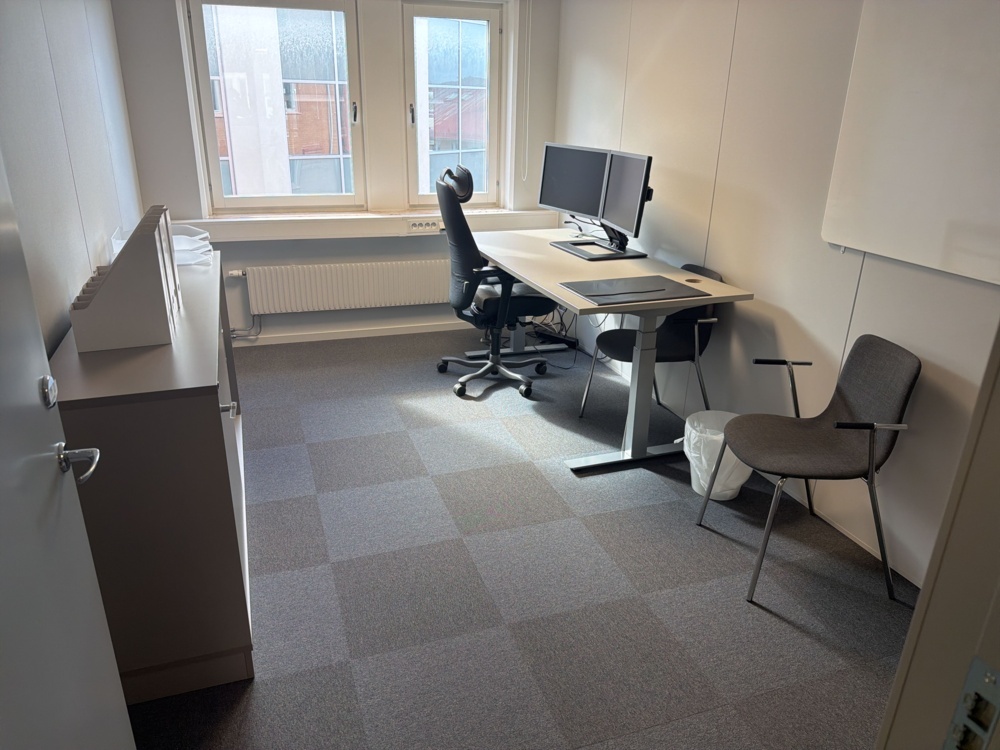 1566090-1 Collection of various office furniture and screens